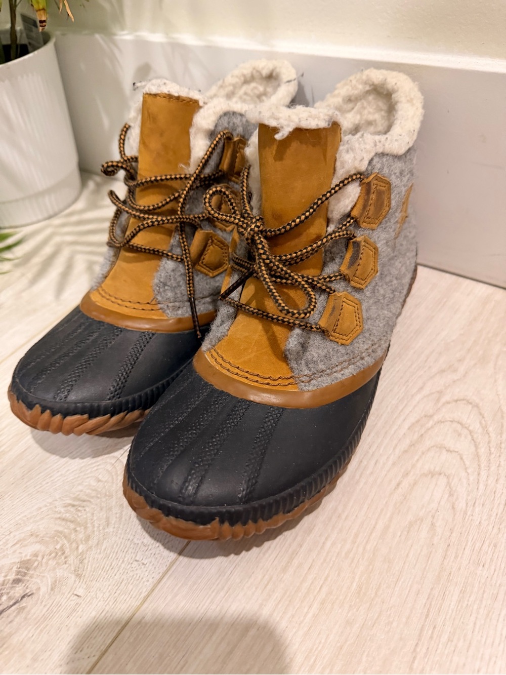 Sorel Women's Black, Tan & Gray Winter Lace-Up Boots